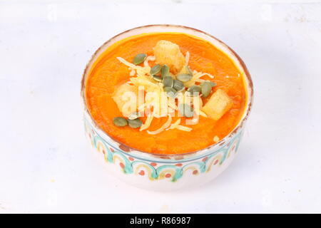 Kürbispüree Suppe mit Crackern Stockfoto