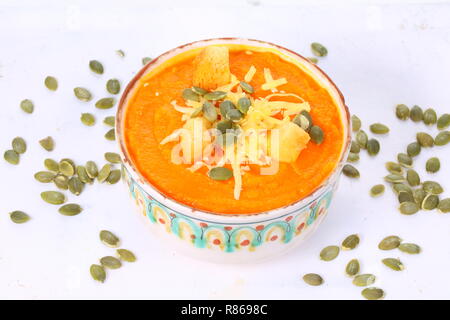 Kürbispüree Suppe mit Crackern Stockfoto