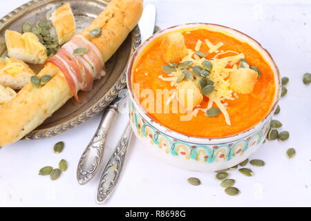 Kürbispüree Suppe mit Crackern Stockfoto