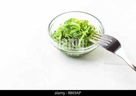 Hiyashi Wakame Chuka oder Algen Salat in der Schüssel auf weißem Hintergrund, Japanisch essen. Stockfoto