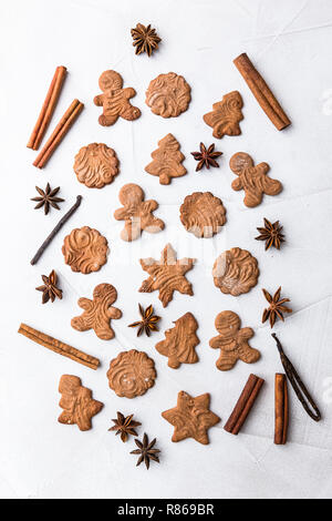 Gingerbread cookies und Gewürze über weißen Hintergrund Nahaufnahme Stockfoto