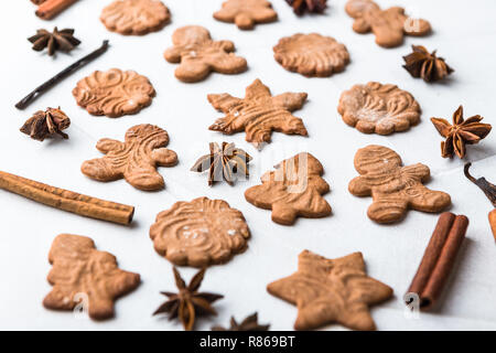 Gingerbread cookies und Gewürze über weißen Hintergrund Nahaufnahme Stockfoto