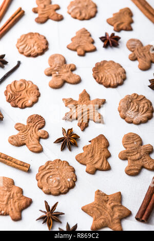 Gingerbread cookies und Gewürze über weißen Hintergrund Nahaufnahme Stockfoto