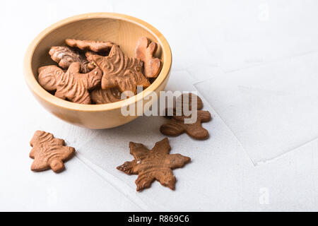 Lebkuchen und Weihnachtsplätzchen in Houten auf weißem Hintergrund mit einem Platz für Text Stockfoto