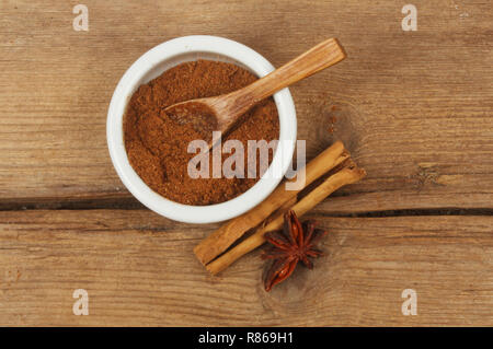 Chinesischen fünf Spice in einem ramekin mit Zimt und Sternanis auf alten rustikalen, mit Holz Stockfoto