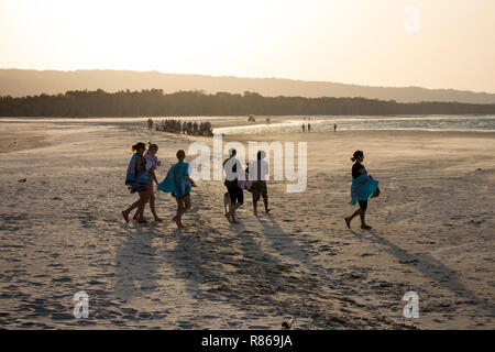 Eine Gruppe von Teenagern auf Flinders Beach, North Stradbroke Island, Queensland, Australien Stockfoto