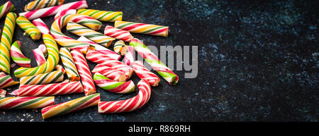 Hohe Betrachtungswinkel eines gebrochenen Zuckerstange auf dunklem Hintergrund. Lange breite Banner Stockfoto