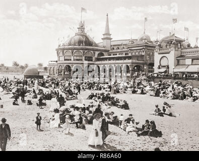 Das Casino und Schwimmhalle aka Der kopfsprung ist ein Teil der Santa Cruz Beach Boardwalk, Santa Cruz, Kalifornien, Vereinigte Staaten von Amerika, C. 1915. Neben dem Casino auf der Landseite ist das Hotel Casa del Rey und ein umfangreiches Zeltstadt. Von wunderbaren Kalifornien, veröffentlicht 1915. Stockfoto