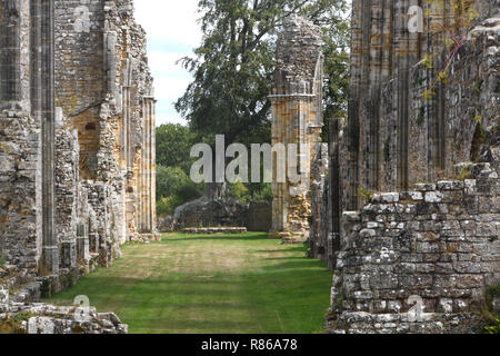 Die Ruinen von Bayham Abbey aus dem dreizehnten Jahrhundert bis fünfzehnten. Wenig Bayham, Tunbridge Wells, Kent, Großbritannien. Stockfoto