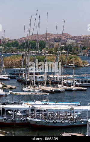 Ägyptische feluccas (Segelboote), Fähren und Motorboote vertäut am Ufer des Nil in Assuan, Ägypten. Stockfoto