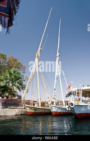 Ägyptische feluccas (Segelboote), Fähren und Motorboote vertäut am Ufer des Nil in Assuan, Ägypten. Stockfoto