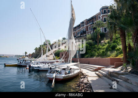 Ägyptische feluccas (Boote) günstig auf dem Nil im Old Cataract Hotel in Assuan, Ägypten. Stockfoto