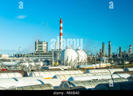 Petrochemische Industrieanlagen eigenen von der OMV AG am Stadtrand von Wien, Österreich. Stockfoto