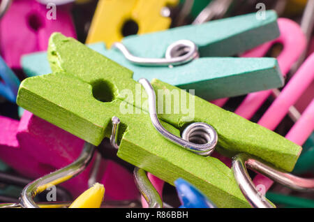 Ein Haufen Farbe Holz Wäscheklammern Stockfoto