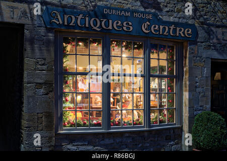 Durham house Antiquitäten center Weihnachten shop Fenster in der Nacht. Verstauen auf der Wold, Cotswolds, Gloucestershire, England Stockfoto
