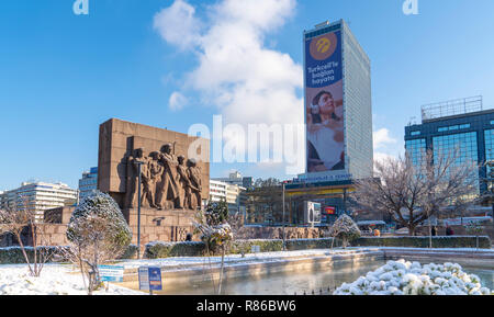 Ankara/Turkey-December 13 2018: guven Park und Kizilay Hochhaus im Hintergrund, im Winter Stockfoto