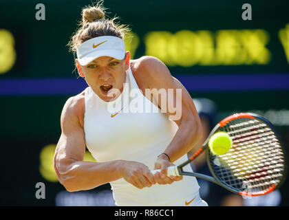 Simona Halep von Rumänien in Aktion während der Wimbledon Championships 2018 Stockfoto