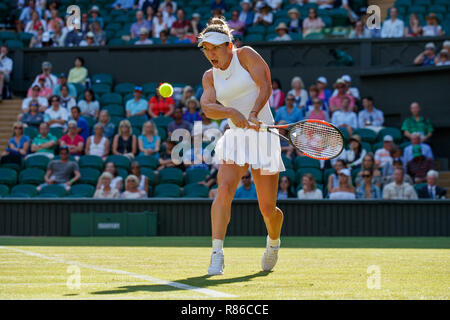 Simona Halep von Rumänien in Aktion während der Wimbledon Championships 2018 Stockfoto