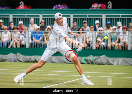 John Isner der USA in Aktion während der Wimbledon Championships 2018 Stockfoto