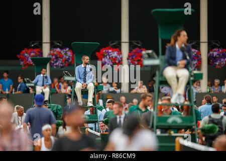 Farbe Bild der Schiedsrichter auf Gericht während der Wimbledon Championships 2018 Stockfoto