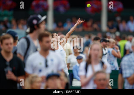 Farbe gedreht von Alize Cornet in Aktion unter den Fans während der Wimbledon Championships 2018 Stockfoto