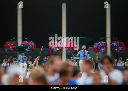 Farbe Bild der Schiedsrichter auf Gericht während der Wimbledon Championships 2018 Stockfoto