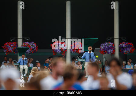 Farbe Bild der Schiedsrichter auf Gericht während der Wimbledon Championships 2018 Stockfoto