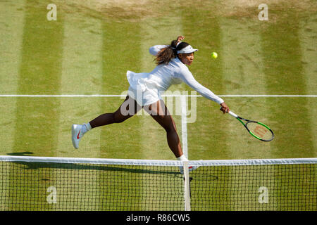 Serena Williams aus den USA in Aktion während der Wimbledon Championships 2018 Stockfoto