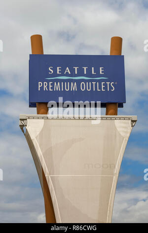 SEATTLE, WA, USA - JUNI 2018: großes Schild außerhalb der Premium Outlet Shopping Mall an der Tulalip in der Nähe von Seattle. Stockfoto