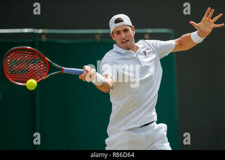 John Isner der USA in Aktion während der Wimbledon Championships 2018 Stockfoto