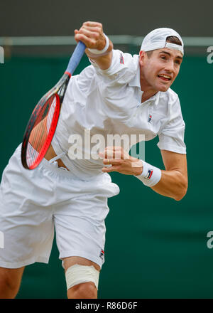 John Isner der USA in Aktion während der Wimbledon Championships 2018 Stockfoto