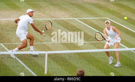 Harriet Dart und Jay Clarke in Aktion während der Wimbledon Championships 2018 Stockfoto