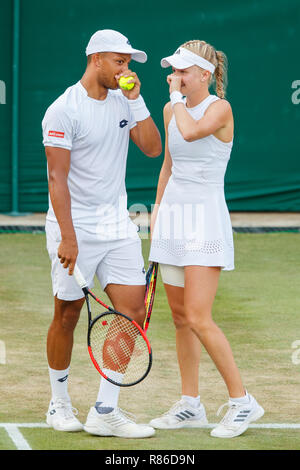 Harriet Dart und Jay Clarke in Aktion während der Wimbledon Championships 2018 Stockfoto