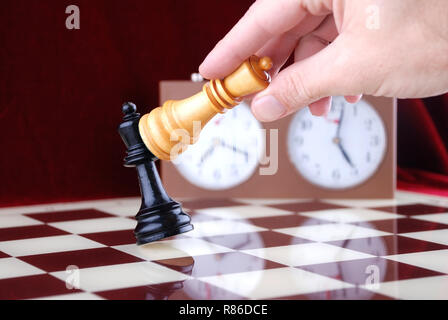 Weiße Königin bewegt sich ein Schachspiel zu gewinnen. Stockfoto