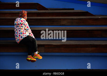 Bukarest, Rumänien - 8. Dezember 2018. Mädchen auf der Treppe in Drumul Taberei Park, auch als Moghioros, in Bukarest, Rumänien bekannt Stockfoto