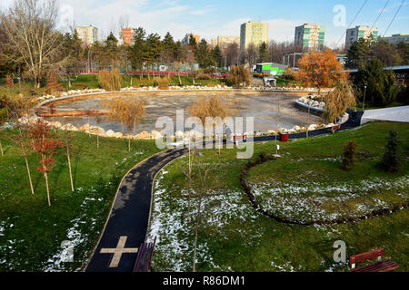 Bukarest, Rumänien - 8. Dezember 2018. Park Alley von der Hängebrücke Drumul Taberei Park, als Moghioros, in Bukarest, Rumänien bekannt gesehen Stockfoto