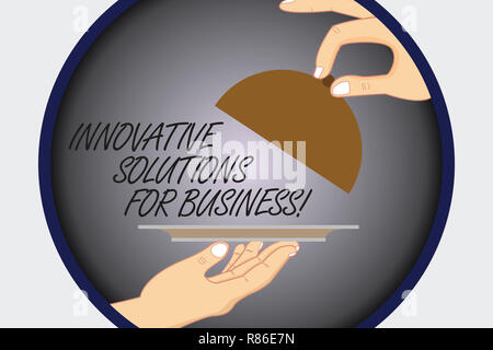 Text Zeichen zeigt innovative Lösungen für Unternehmen. Konzeptionelle Foto moderne Ideen zu unternehmen Hu Analyse Hände Serviertablett Platter und Lif angewendet Stockfoto