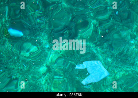 Plastiktüte im klaren Wasser - Meeresverschmutzung Stockfoto