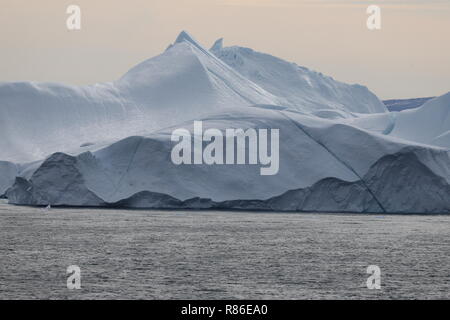 Grönland Disko Bucht: Landschaft mit Eisbergen Alles Eis, auch wenn es aussieht wie eine Gebirgslandschaft Stockfoto