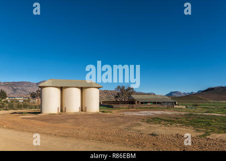 DWARSRIVIER, SÜDAFRIKA, 24. AUGUST 2018: Silos und eine Scheune an Dwarsrivier in der cederberg Mountains Stockfoto