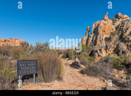 DWARSRIVIER, SÜDAFRIKA, 24. AUGUST 2018: Eine zerbrechliche Felsformation, genannt viel Frau, ist sichtbar auf der Lose Frau Wanderweg am Dwarsrivier in der Stockfoto