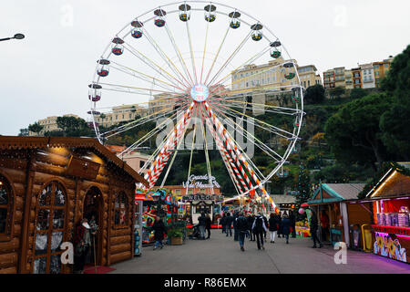 Monte Carlo, Monaco - Dezember 13, 2018: Das Riesenrad Im Monaco Weihnachtsmarkt, Weihnachtsmärkte Dorf 2018 an der französischen Riviera, Stockfoto