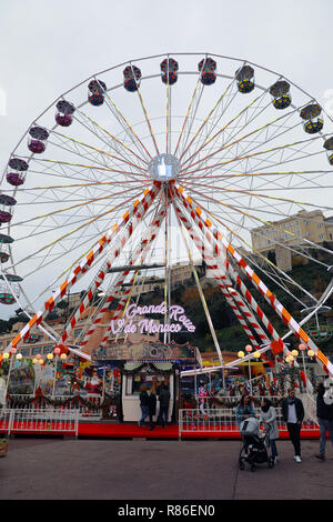 Monte Carlo, Monaco - Dezember 13, 2018: Das Riesenrad Im Monaco Weihnachtsmarkt, Weihnachtsmärkte Dorf 2018 an der französischen Riviera, Stockfoto