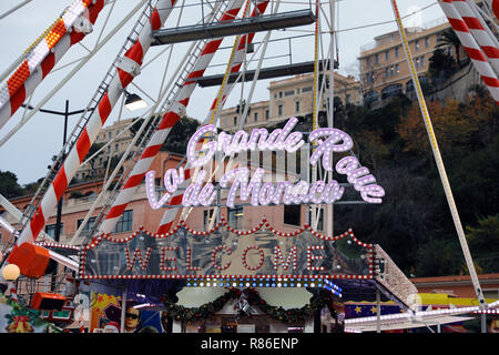 Monte Carlo, Monaco - Dezember 13, 2018: Das Riesenrad Im Monaco Weihnachtsmarkt, Weihnachtsmärkte Dorf 2018 an der französischen Riviera, Stockfoto