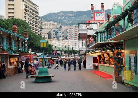 Monte Carlo, Monaco - Dezember 13, 2018: die Menschen zu Fuß in das Weihnachtsdorf. Monaco Weihnachtsmarkt 2018 In der Französischen Riviera, in Europa Stockfoto