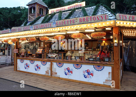 Monte Carlo, Monaco - Dezember 13, 2018: Beleuchtete Weihnachtsmarkt Kiosk Marktstand mit traditionellen französischen Nachtisch Crepes In der Weihnachtszeit Vil Stockfoto