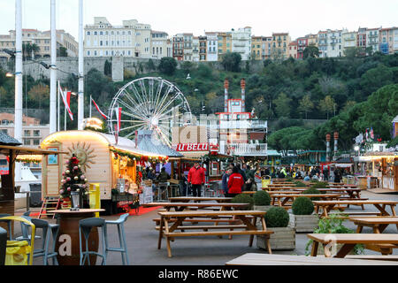 Monte Carlo, Monaco - Dezember 13, 2018: die Menschen zu Fuß in das Weihnachtsdorf. Monaco Weihnachtsmarkt 2018 In der Französischen Riviera, in Europa Stockfoto