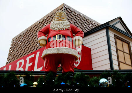 Monte Carlo, Monaco - Dezember 13, 2018: Beleuchtete Weihnachtsmarkt Kiosk Markt mit riesigen Weihnachtsmann in das Weihnachtsdorf. Monaco Weihnachten markieren Stockfoto