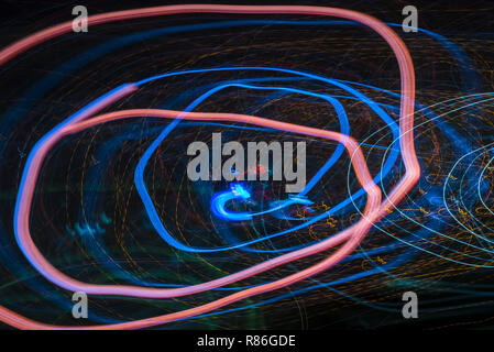 Helle abstrakten spiralförmigen Mustern aus farbigem Licht Streifen auf schwarzem Hintergrund Stockfoto