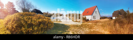 Traditionelle Häuser und Eingang zum Strand, Vitte Dorf auf der Insel Hiddensee an der Ostseeküste von Norddeutschland, Panoramic Image Stockfoto